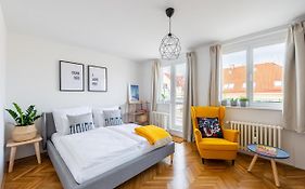 Bright Charming Apt With Terrace, Parking & Airco.